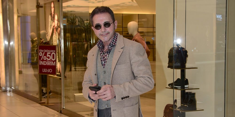 Spor mağazalarını gezdi