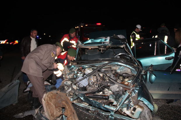 Manisa'da bir otomobil yol kenarındaki TIR'a çarptı! 3 ölü, 2 yaralı