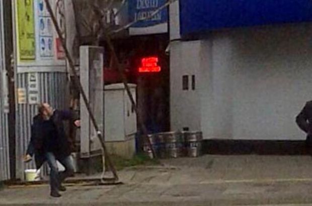 Zonguldak'ta kredi vermeyen bankanın camlarını kırdı