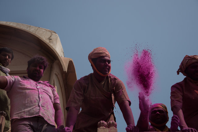 Hindistan'da Holi Festivali'nden renkli görüntüler!