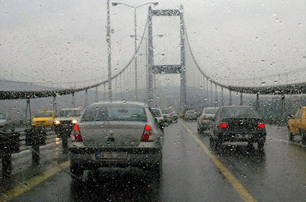 İstanbul son dakika trafik durumu: Sağanak yağış trafiği felç etti!