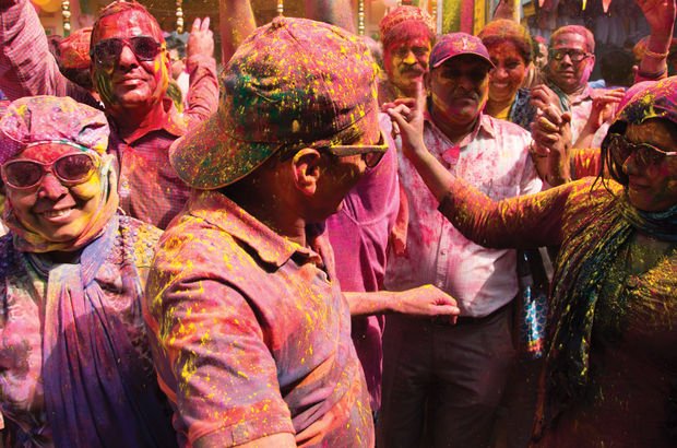 Hindistan'da çılgın festival! Baharın gelişini kutladılar