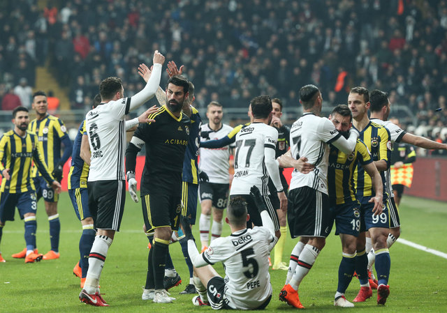 Beşiktaş Fenerbahçe maçında kavga! Yumruklar havada uçuştu! Quaresma, Mehmet Ekici...