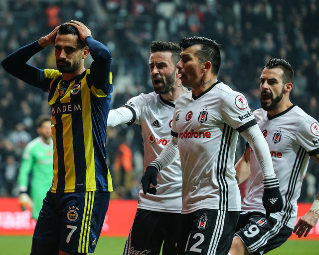 Beşiktaş Fenerbahçe maçında kavga! Yumruklar havada uçuştu! Quaresma, Mehmet Ekici...