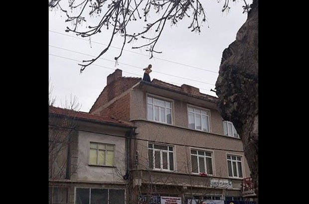 Eskişehir'de arabası bağlanınca çatıya çıkan kadın sürücü intihar girişiminde bulundu