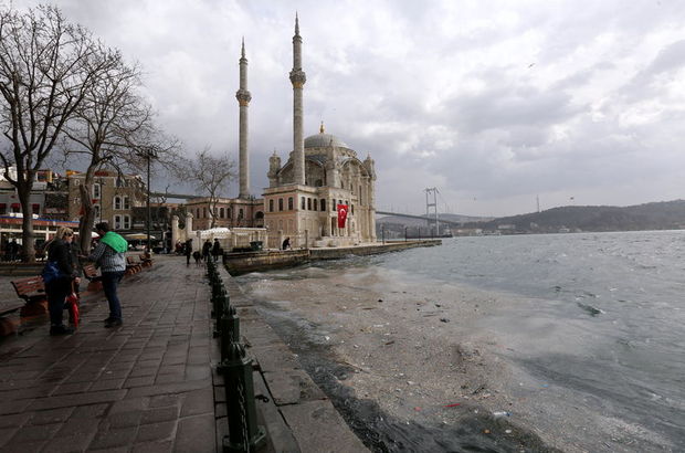 Lodos, İstanbul'u sert vurdu, İstanbul Boğazı'nın pisliğini kıyıya taşıdı