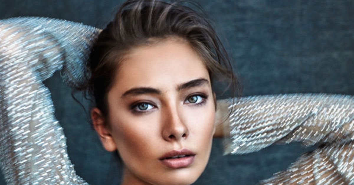Актриса Неслихан Атагюль