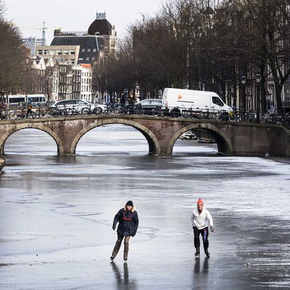 Amsterdam Da Donan Kanalda Buz Pateni Dunya Haberleri