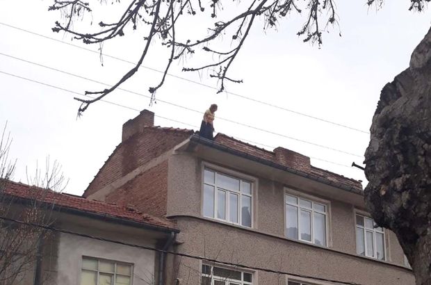 Eskişehir'de polisler arabasını bağlayınca, çatıya çıkarak intihara kalkıştı