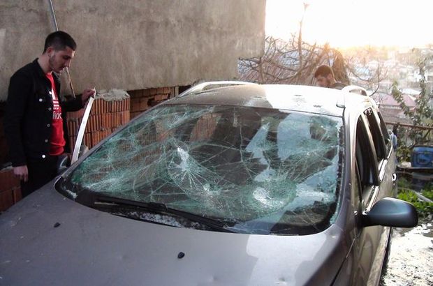 Sakarya'da bir kişi aracını çekiçle parçaladı