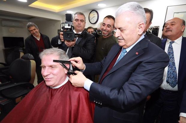 Başbakan Yıldırım berberde bir vatandaşı tıraş etti