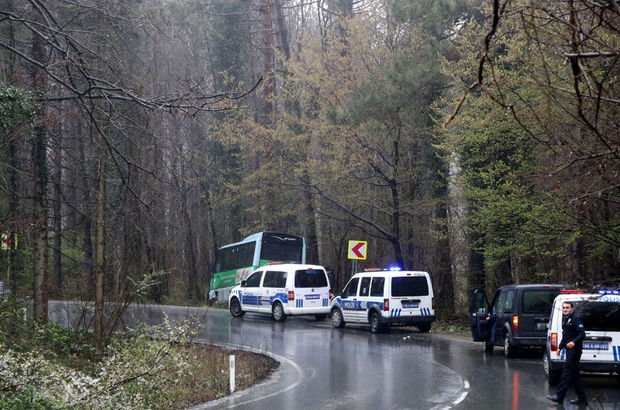 Sarıyer'de yolcu minibüsü ağaca çarptı