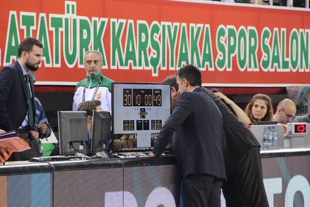 Pınar Karşıyaka - Murcia maçında olaylar çıktı! Faule tepki gösterdi, saha karıştı!