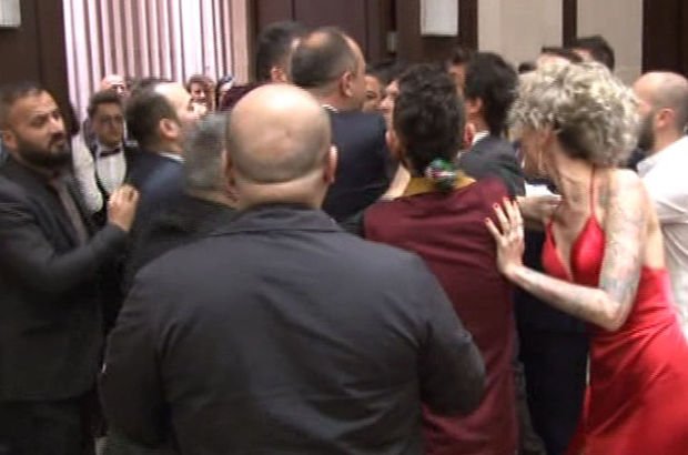 unlu dj berna ozturk e galada takintili hayranindan saldiri