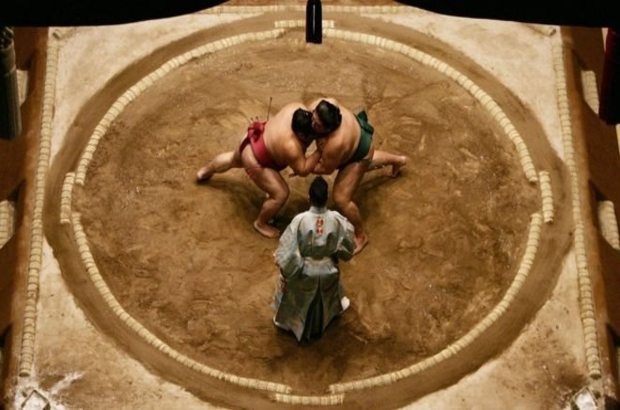 Japonya'da Vali'ye ilk yardım için sumo ringine giren kadınlar dışarı çıkarıldı