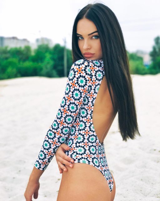 Rus güzel Dasha Kina, Adriana Lima'ya benzerliğiyle ilgi görüyor