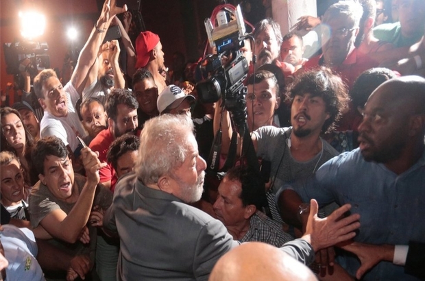 Eski Brezilya Devlet Başkanı Lula polise teslim oldu