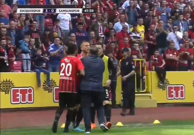 Yılmaz Vural'dan olay hareket! Eskişehirspor-Samsun maçında çileden çıktı, oyuncusunun boğazına sarıldı!