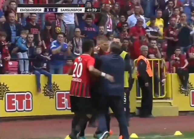 Yılmaz Vural'dan olay hareket! Eskişehirspor-Samsun maçında çileden çıktı, oyuncusunun boğazına sarıldı!
