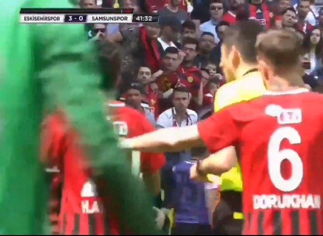 Yılmaz Vural'dan olay hareket! Eskişehirspor-Samsun maçında çileden çıktı, oyuncusunun boğazına sarıldı!