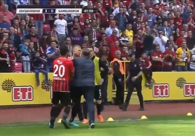 Yılmaz Vural'dan olay hareket! Eskişehirspor-Samsun maçında çileden çıktı, oyuncusunun boğazına sarıldı!