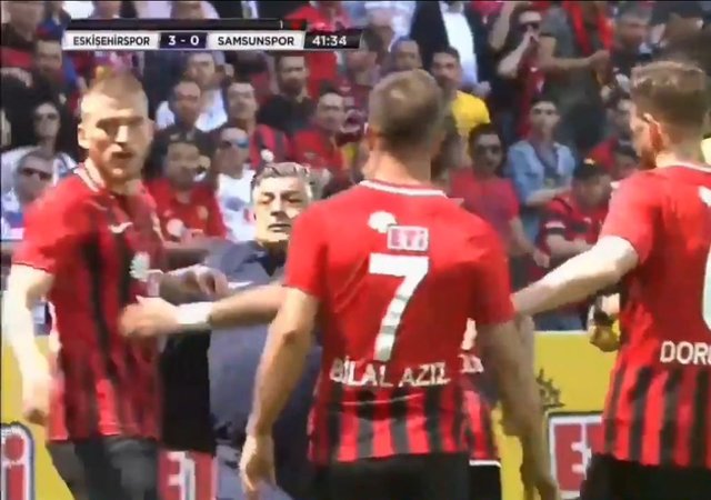 Yılmaz Vural'dan olay hareket! Eskişehirspor-Samsun maçında çileden çıktı, oyuncusunun boğazına sarıldı!