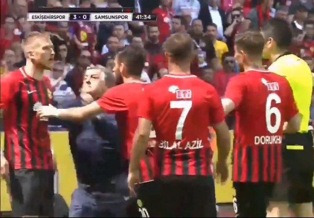 Yılmaz Vural'dan olay hareket! Eskişehirspor-Samsun maçında çileden çıktı, oyuncusunun boğazına sarıldı!