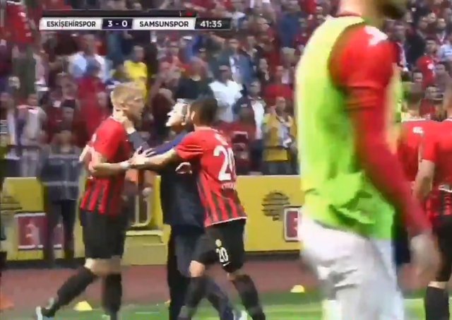 Yılmaz Vural'dan olay hareket! Eskişehirspor-Samsun maçında çileden çıktı, oyuncusunun boğazına sarıldı!