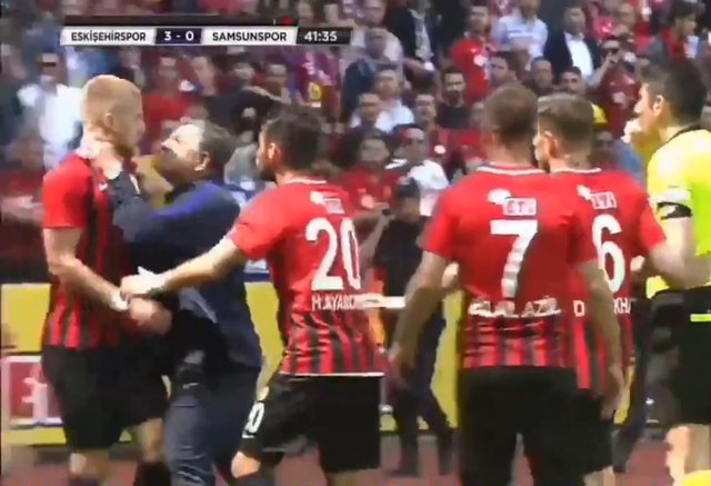 Yılmaz Vural'dan olay hareket! Eskişehirspor-Samsun maçında çileden çıktı, oyuncusunun boğazına sarıldı!