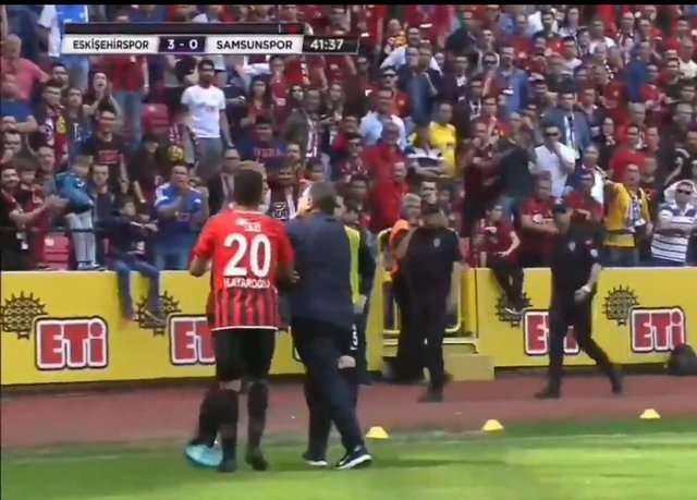 Yılmaz Vural'dan olay hareket! Eskişehirspor-Samsun maçında çileden çıktı, oyuncusunun boğazına sarıldı!