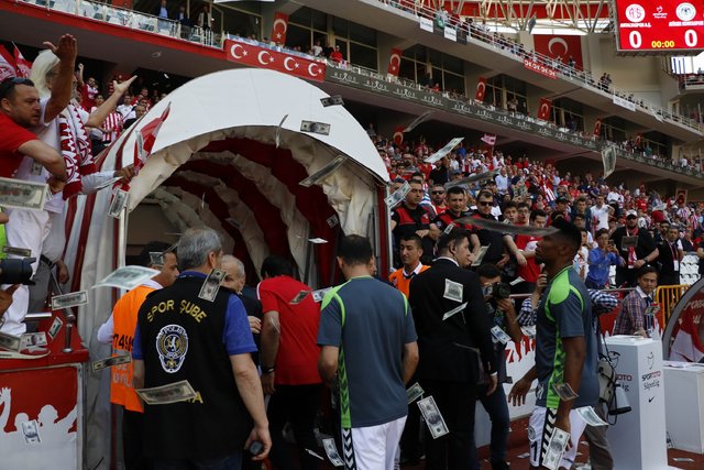 Antalyaspor taraftarından Samuel Eto'o'ya Konyaspor maçında dolarlı tepki! Para attılar...