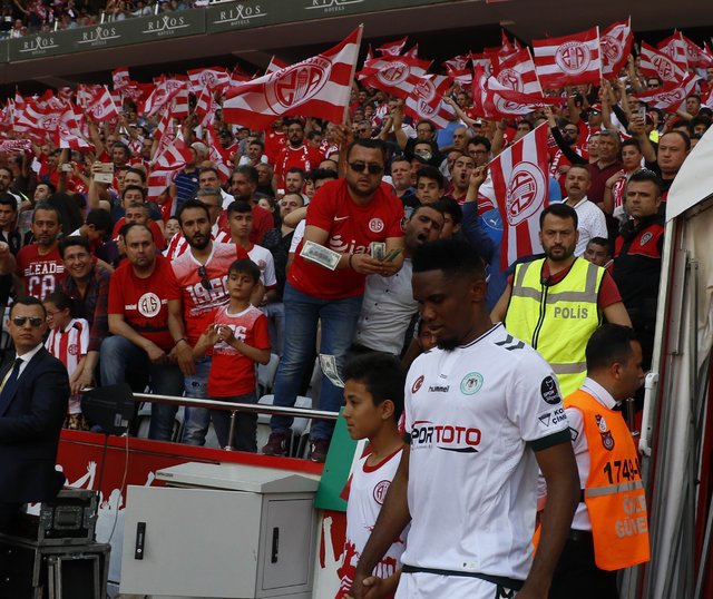 Antalyaspor taraftarından Samuel Eto'o'ya Konyaspor maçında dolarlı tepki! Para attılar...