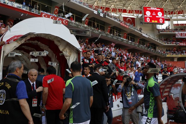 Antalyaspor taraftarından Samuel Eto'o'ya Konyaspor maçında dolarlı tepki! Para attılar...