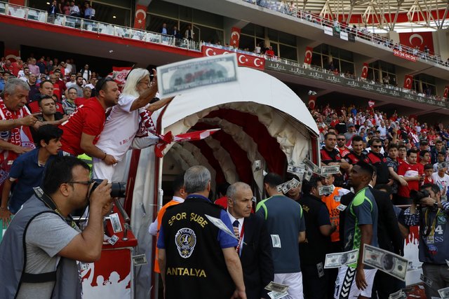 Antalyaspor taraftarından Samuel Eto'o'ya Konyaspor maçında dolarlı tepki! Para attılar...