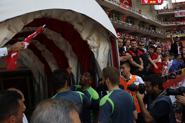 Antalyaspor taraftarından Samuel Eto'o'ya Konyaspor maçında dolarlı tepki! Para attılar...