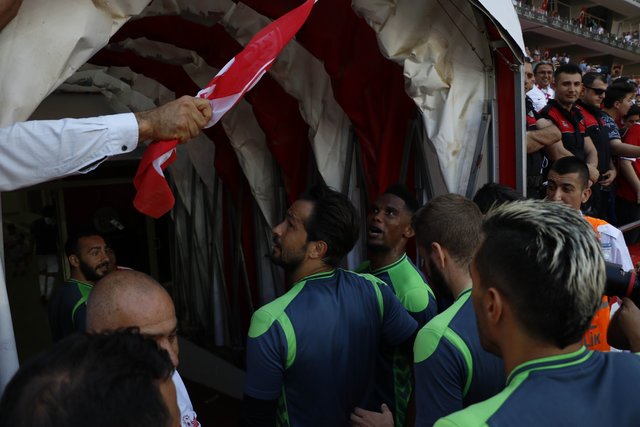 Antalyaspor taraftarından Samuel Eto'o'ya Konyaspor maçında dolarlı tepki! Para attılar...