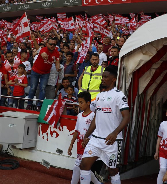 Antalyaspor taraftarından Samuel Eto'o'ya Konyaspor maçında dolarlı tepki! Para attılar...