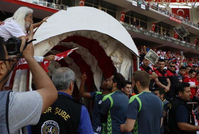 Antalyaspor taraftarından Samuel Eto'o'ya Konyaspor maçında dolarlı tepki! Para attılar...