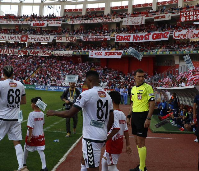 Antalyaspor taraftarından Samuel Eto'o'ya Konyaspor maçında dolarlı tepki! Para attılar...