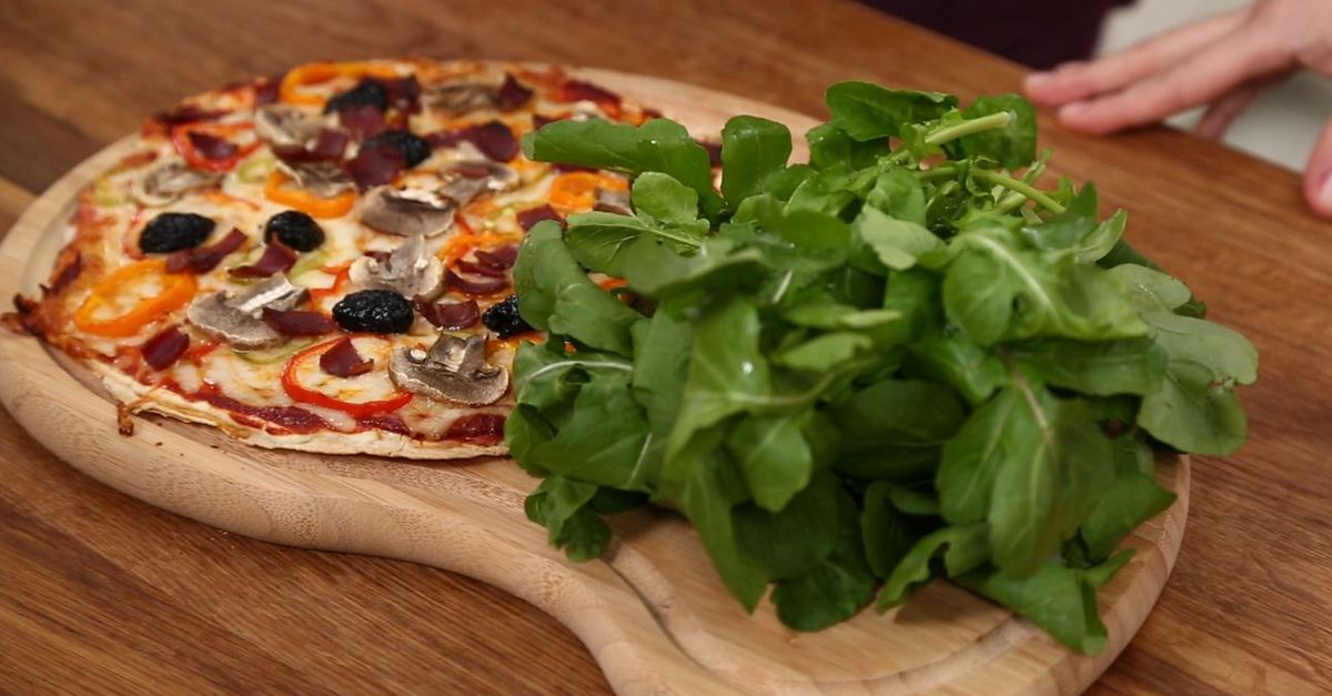 Pizza hamuru ve karışık pizza nasıl yapılır? Kolay pizza yapımı ve