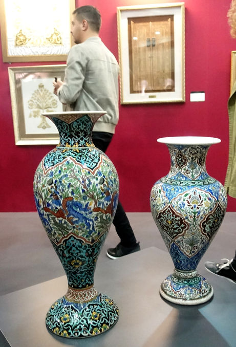  Sergide Cumhurbaşkanı Erdoğan'ın koleksiyonundan bağışlanan eserlerden Kütahya vazolar da yer alıyor