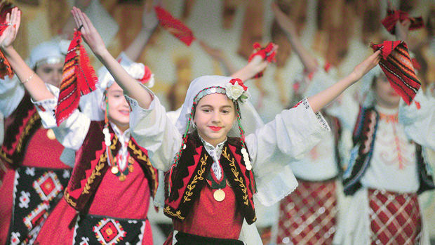 1. Uluslararası Troya Çocuk Halk Dansları Festivali, renkli görüntülere sahne oldu.