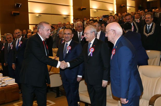 AYM'deki törende Erdoğan ve Kılıçdaroğlu tokalaştı