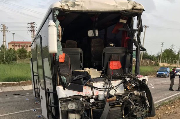 Isparta Da Tur Otobusu Park Halindeki Tir A Carpti Son Dakika Haberleri
