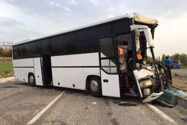Isparta Da Tur Otobusu Park Halindeki Tir A Carpti Son Dakika Haberleri
