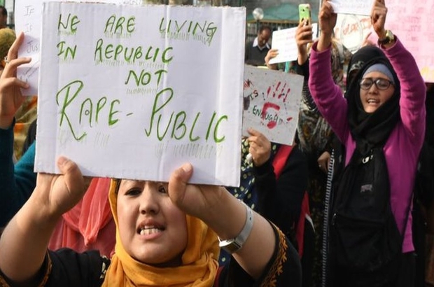 Hindistan'da 17 yaşındaki tecavüz kurbanı yakıldı, durumu ağır