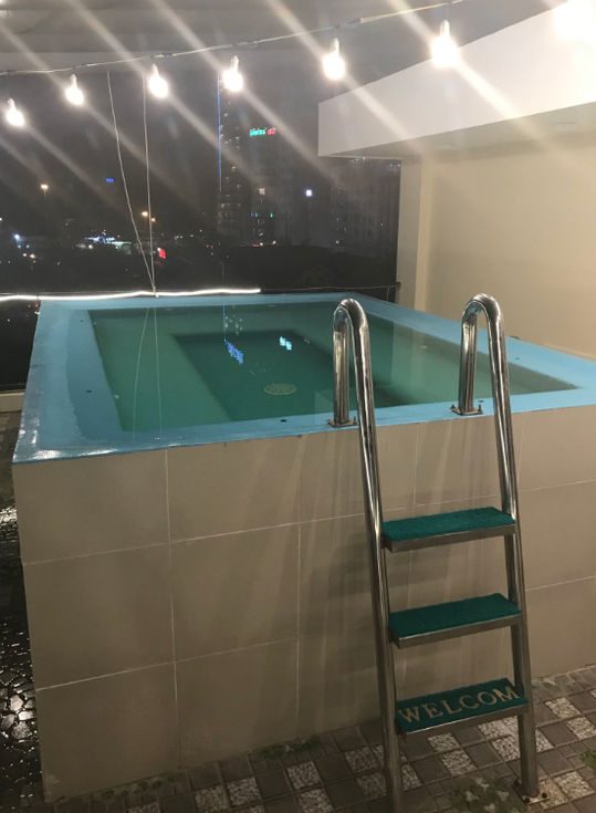 Bu fotoğrafı görüp rezervasyon yaptırdı, otele gittiğinde şok oldu