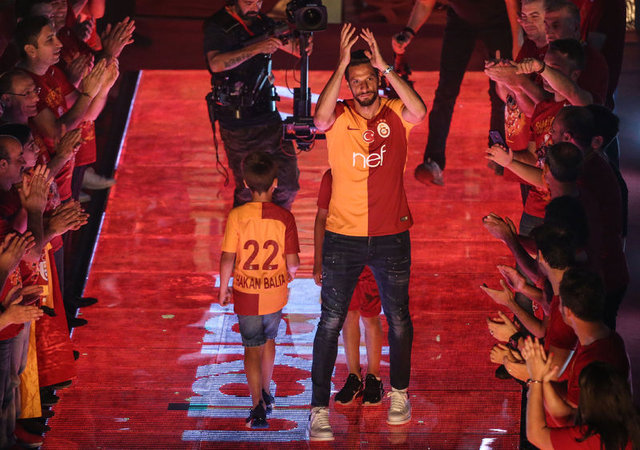 Galatasaray'ın kupa töreninde unutulmaz anlar! Fatih Terim, Nagatomo ve Latovlevici'nin bebeği dikkat çeken isimler oldu