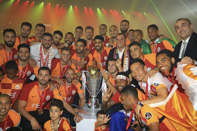 Galatasaray'ın kupa töreninde unutulmaz anlar! Fatih Terim, Nagatomo ve Latovlevici'nin bebeği dikkat çeken isimler oldu