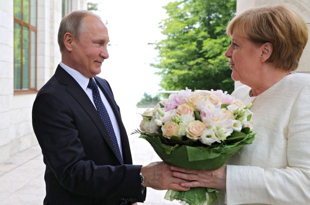 Putin Merkel'e çiçek verdi, Alman basını çok kızdı!